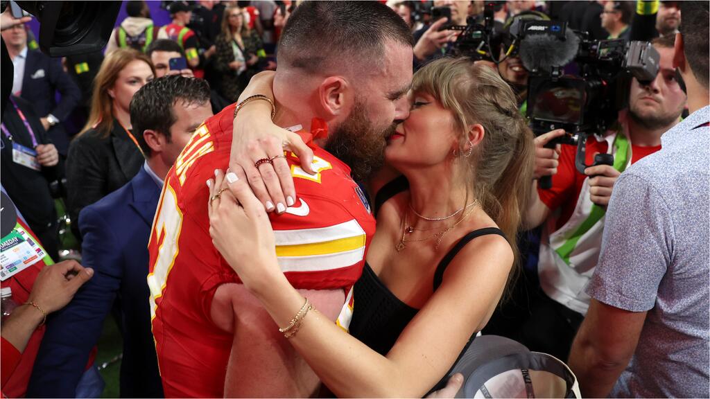 La abuchearon y sufrió, pero Taylor Swift termina festejando con un beso a Travis Kelce en el Super Bowl