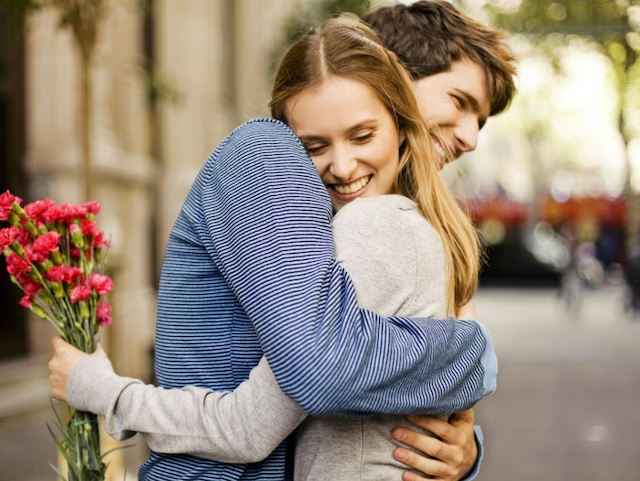 El lenguaje oculto de un abrazo apretado: protección, cariño y algo más